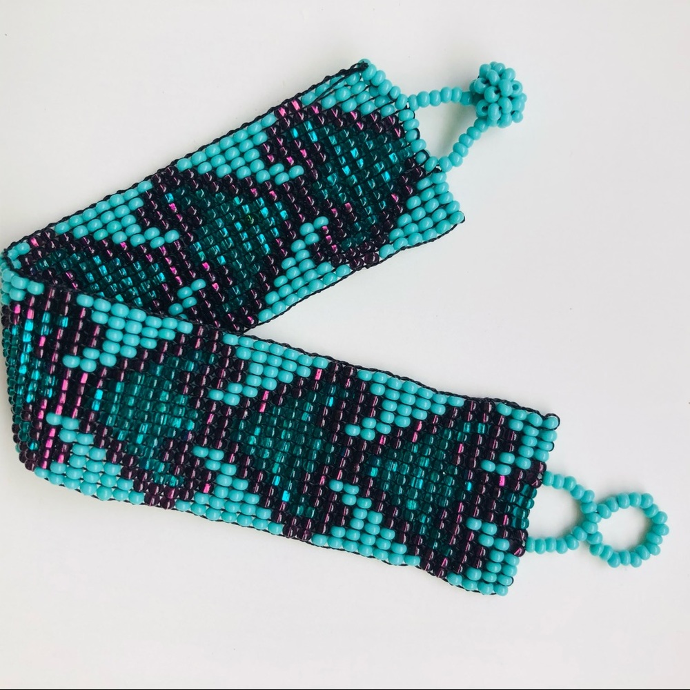 Bracelet: handmade ethnic jewelry from Peru.